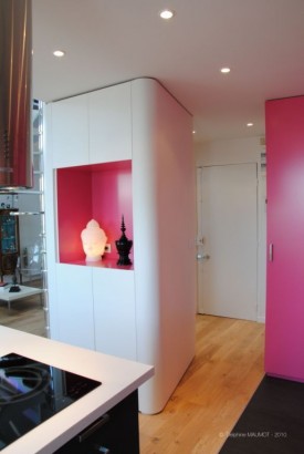 Meuble arrondi design réalisé sur mesure avec une niche rose Meuble arrondi design réalisé sur mesure avec une niche rose