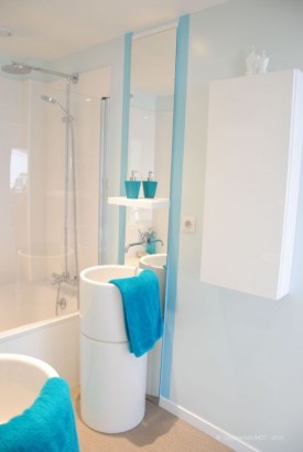 Salle de bain design bleu et blanc
